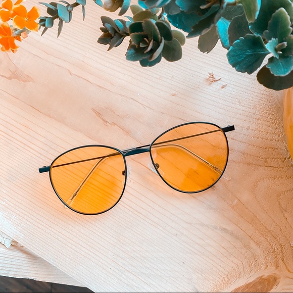 LAST ONE! Classic Bella | Sunnies - Picture 2 of 6